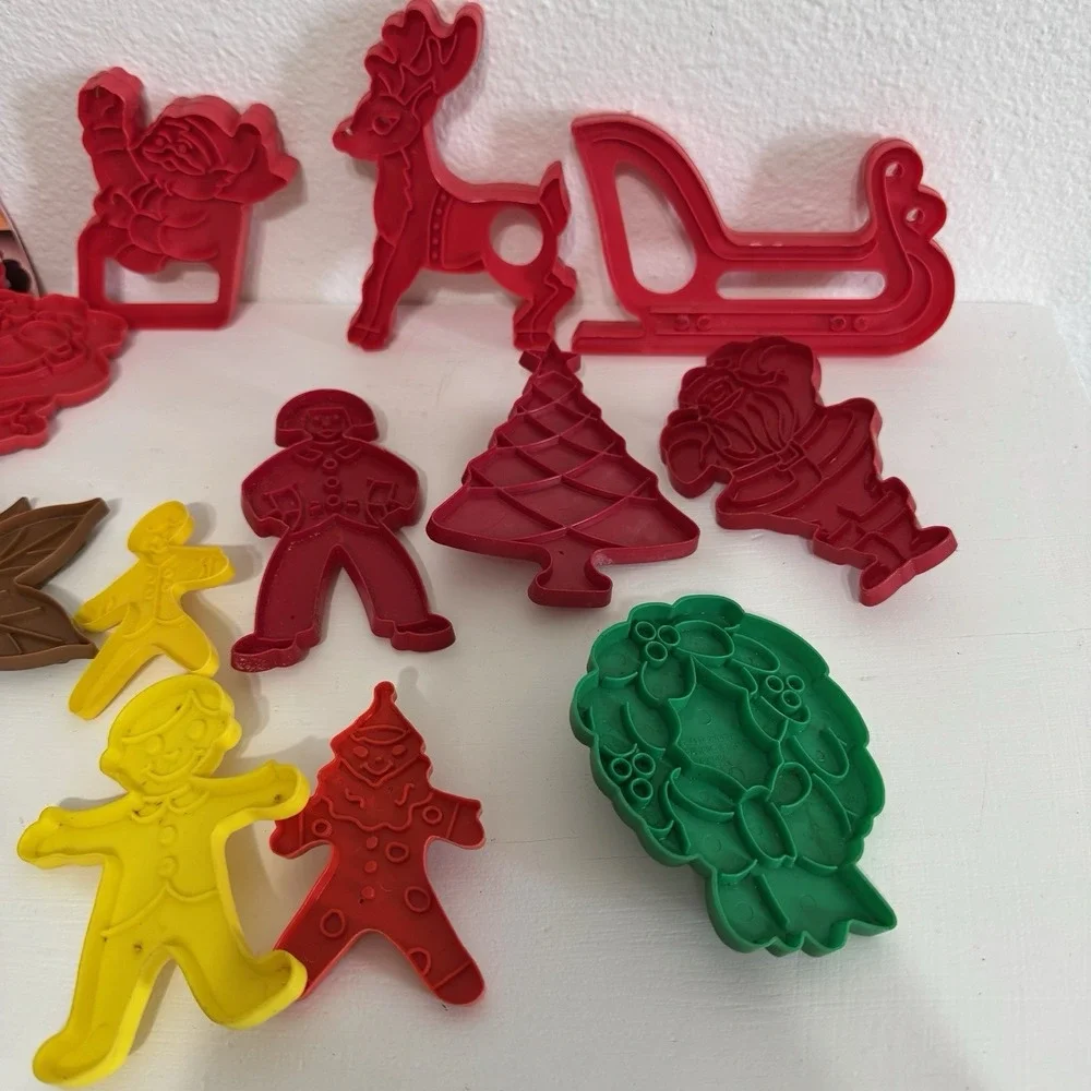 Lot Of 3 Tupperware & 13 Wilton 1984 Cookie Cutters w/ Santa & Angel How To Book